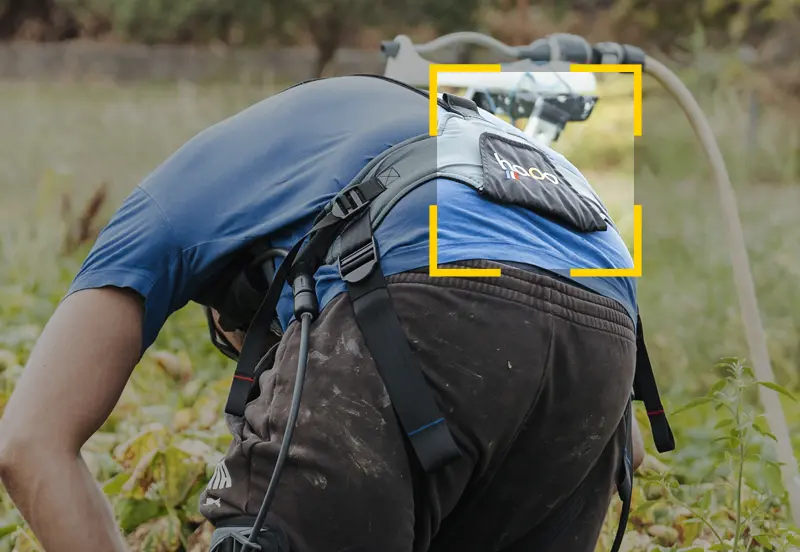Operatore agricolo con esoscheletro HAPO