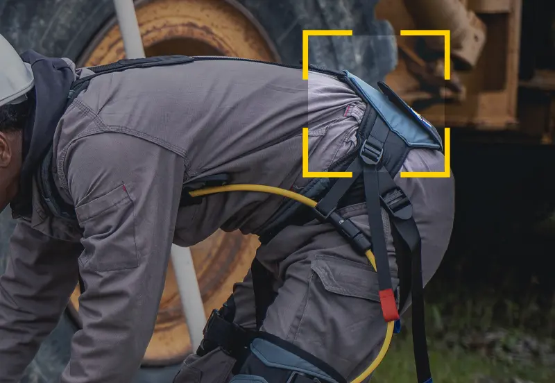 Muratore in cantiere con esoscheletro HAPO