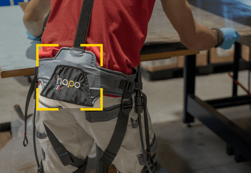 Operatore in industria con esoscheletro HAPO