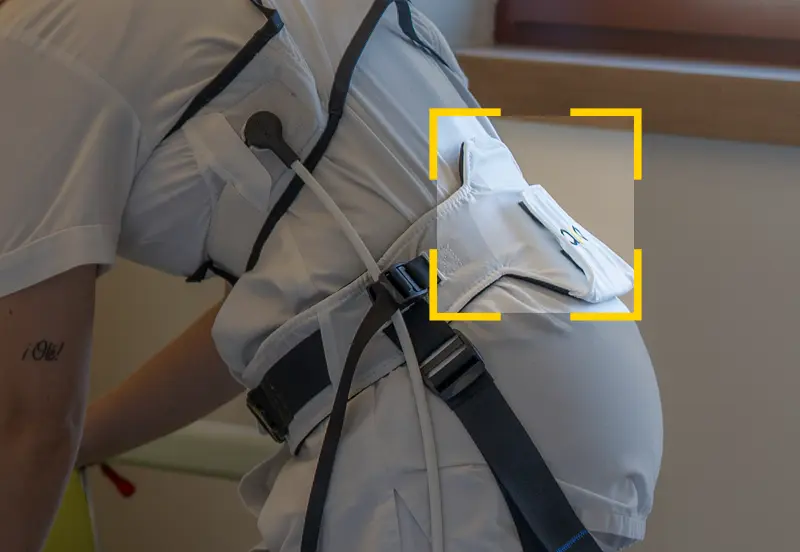 Operatore sanitario con esoscheletro HAPO
