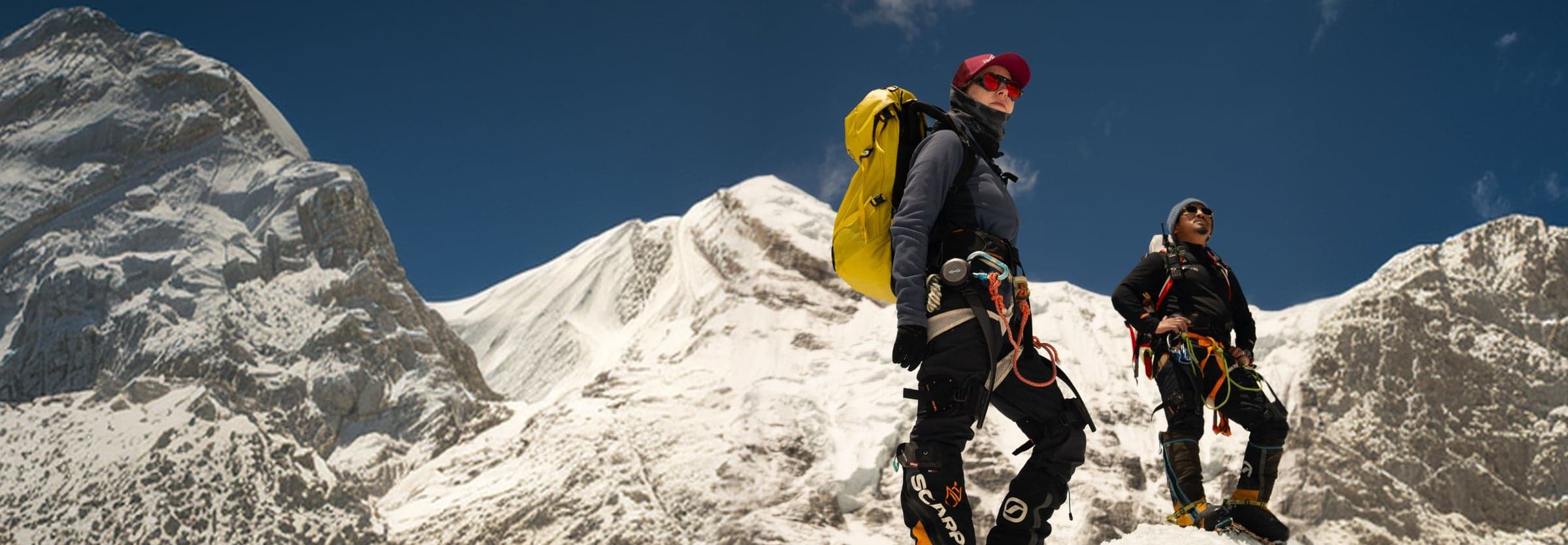 Alpinisti con HyperShell su una cresta innevata